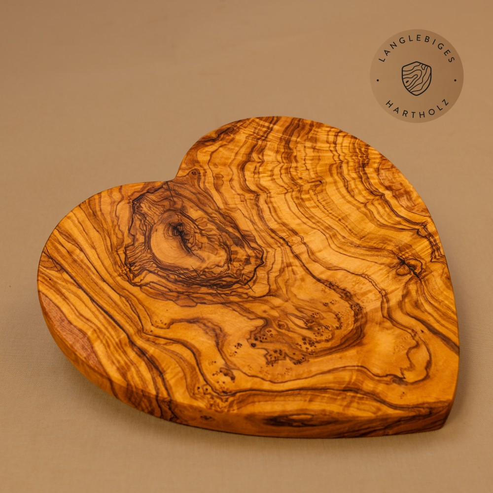Holzbrett Herz aus Olivenholz | liebevoll handgefertigt