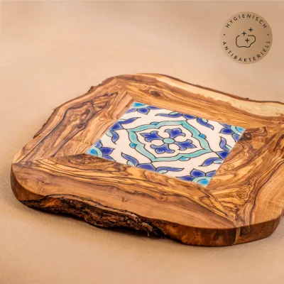 Servierbrett aus Olivenholz mit dekorativen Fliesen