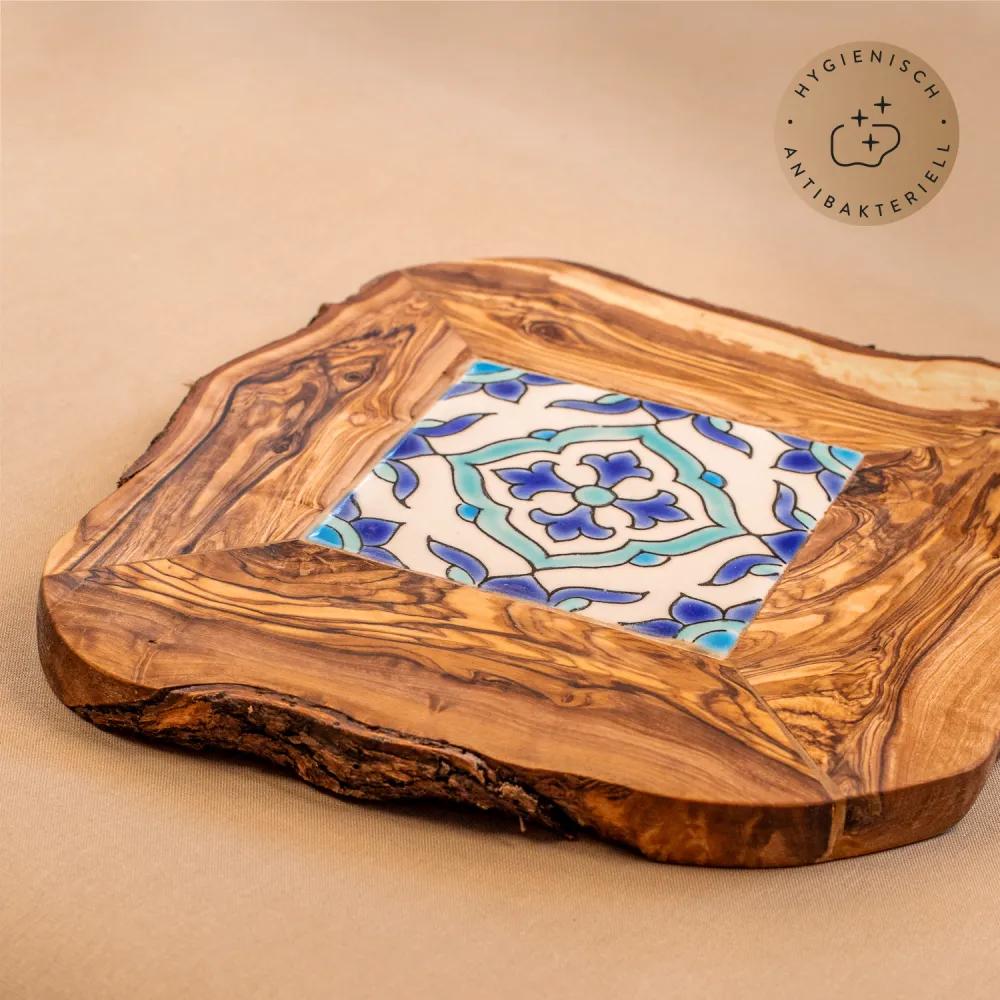 Servierbrett aus Olivenholz mit dekorativen Fliesen