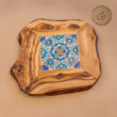 Servierbrett aus Olivenholz mit dekorativen Fliesen