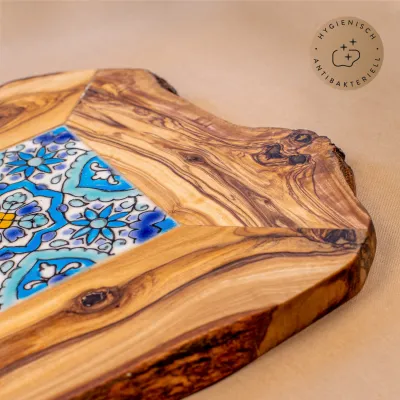 Servierbrett aus Olivenholz mit dekorativen Fliesen