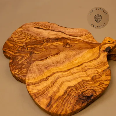 Servierbrett aus Olivenholz | Naturschnitt mit Griff & Rinde