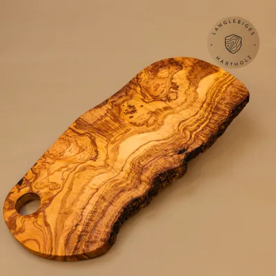 Brotzeitbrett aus Olivenholz im Naturschnitt mit Loch