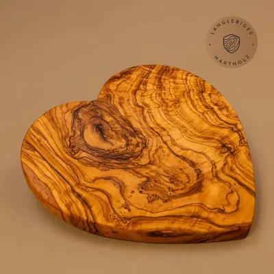 Holzbrett Herz aus Olivenholz | liebevoll handgefertigt