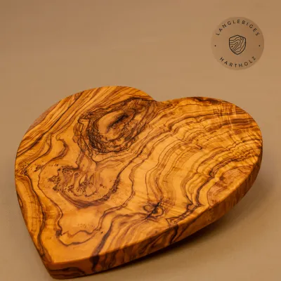 Holzbrett Herz aus Olivenholz | liebevoll handgefertigt