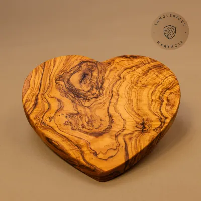 Holzbrett Herz aus Olivenholz | liebevoll handgefertigt