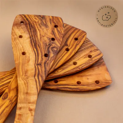Pfannenwender aus Olivenholz mit Löchern – robust & natürlich