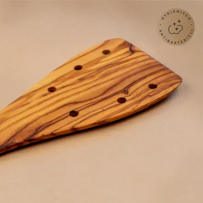 Pfannenwender aus Olivenholz mit Löchern – robust & natürlich