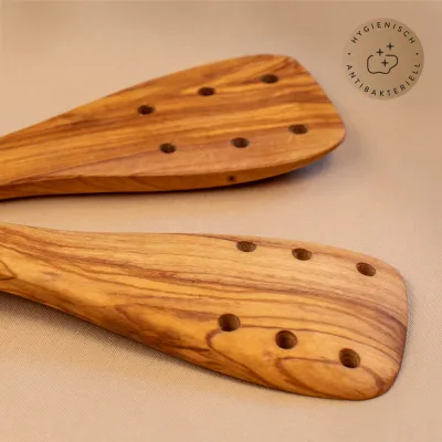 Pfannenwender aus Olivenholz mit Löchern – robust & natürlich