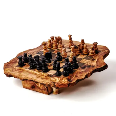 Schachbrett aus Olivenholz mit Schublade und Figuren
