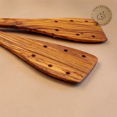 2er Set Pfannenwender aus Olivenholz mit Löchern