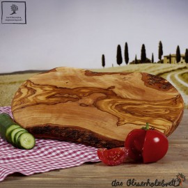 Brotzeitbrett im Naturschnitt, handgefertigt aus Olivenholz