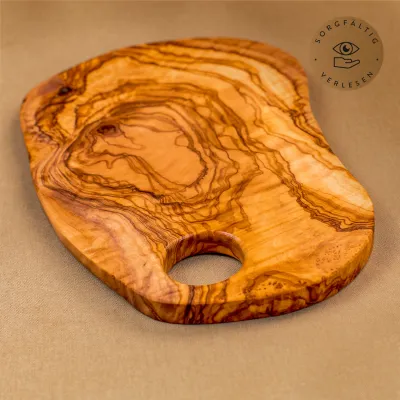 Brotzeitbrett aus Olivenholz im Naturschnitt mit Loch