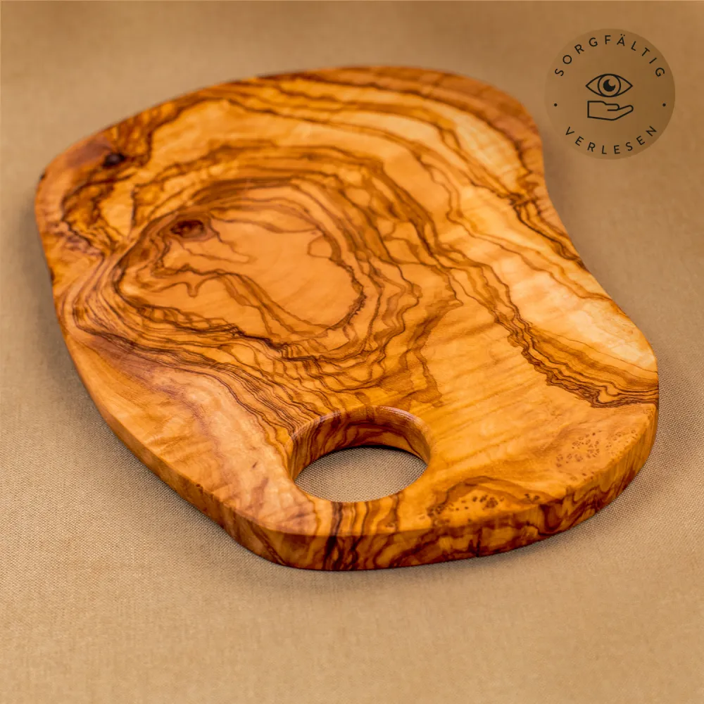 Brotzeitbrett aus Olivenholz im Naturschnitt mit Loch