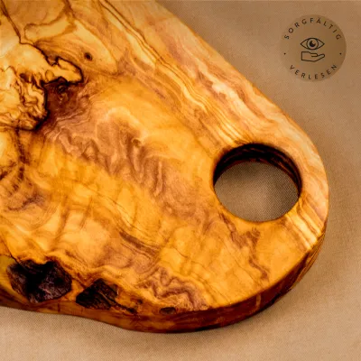 Brotzeitbrett aus Olivenholz im Naturschnitt mit Loch