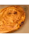 Brotzeitbrett aus Olivenholz im Naturschnitt mit Loch
