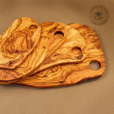 Brotzeitbrett aus Olivenholz im Naturschnitt mit Loch