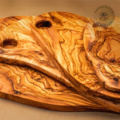 Brotzeitbrett aus Olivenholz im Naturschnitt mit Loch | Handgemacht