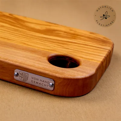 Schneidebrett aus Olivenholz mit Griffloch | handgefertigt am Alpenrand