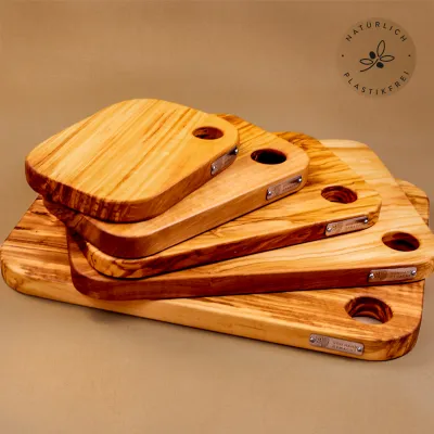 Schneidebrett aus Olivenholz mit Griffloch | handgefertigt am Alpenrand