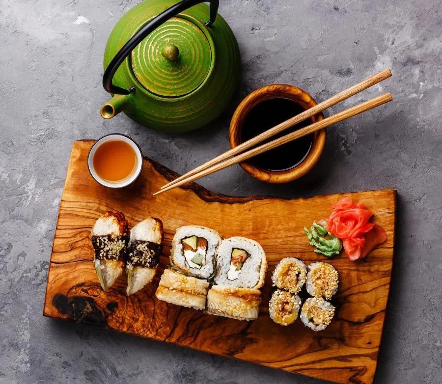 Sushi mal anders – stilvoll serviert auf Olivenholz