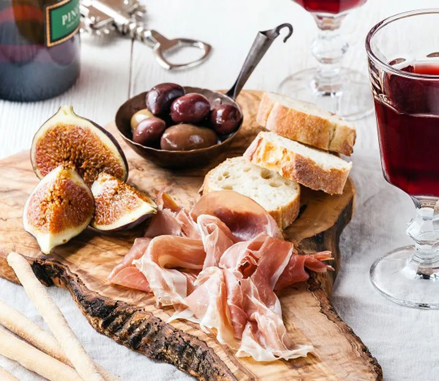 Tapas auf Olivenholz servieren – Ideen für deinen Tapas-Abend